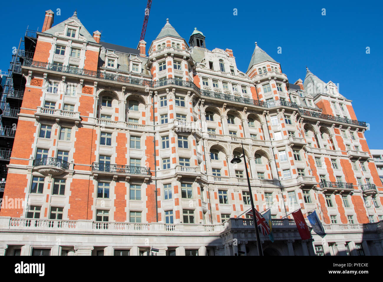 Entrance to mandarin oriental hires stock photography and images Alamy