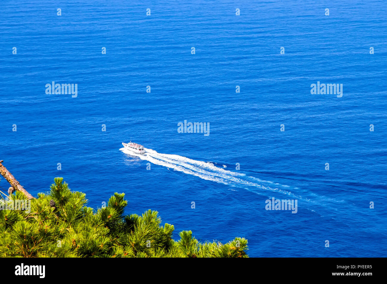 Aerial view cruising yacht boat hi-res stock photography and images - Alamy