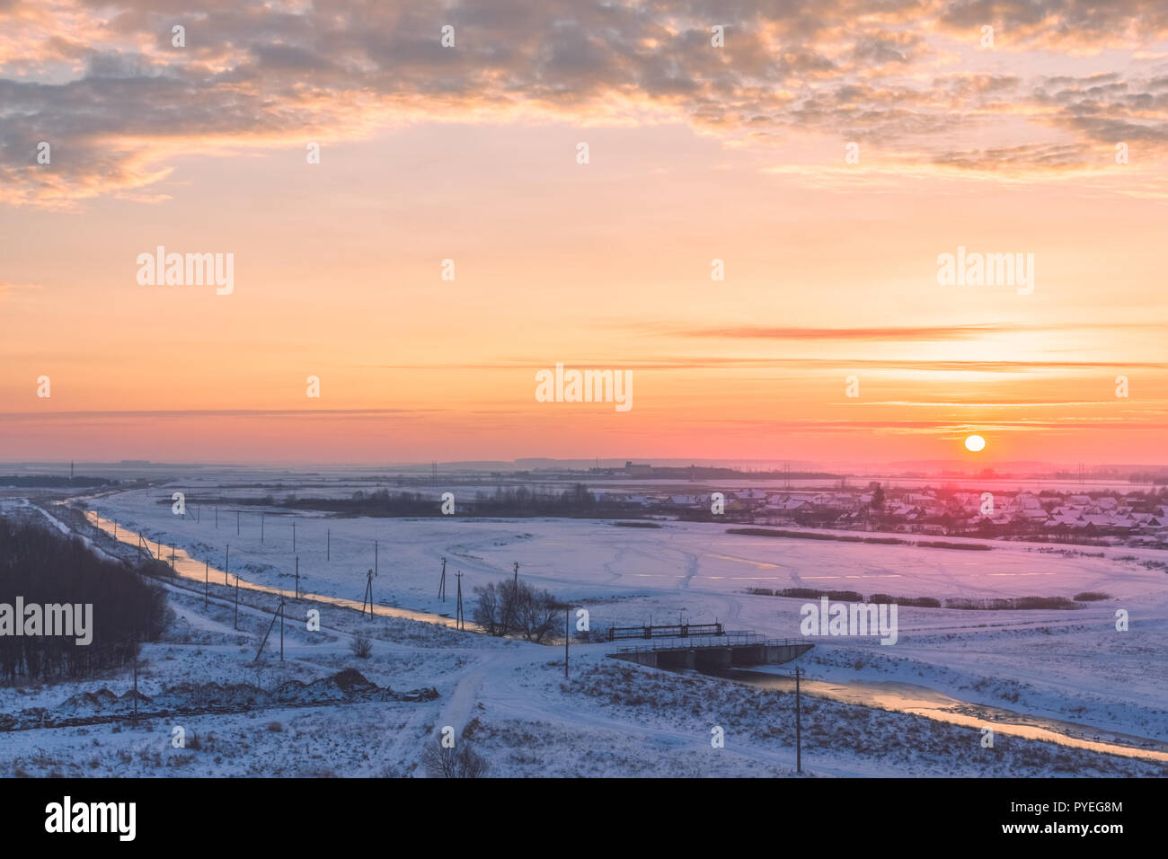 Sunrise over snow covered field hi-res stock photography and images - Alamy