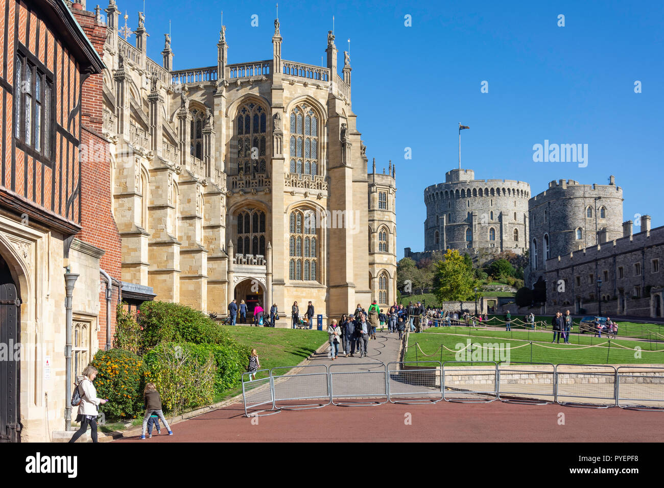 St George's Chapel and The Round Tower, Lower Ward, Windsor Castle, Windsor, Berkshire, England, United Kingdom Stock Photo