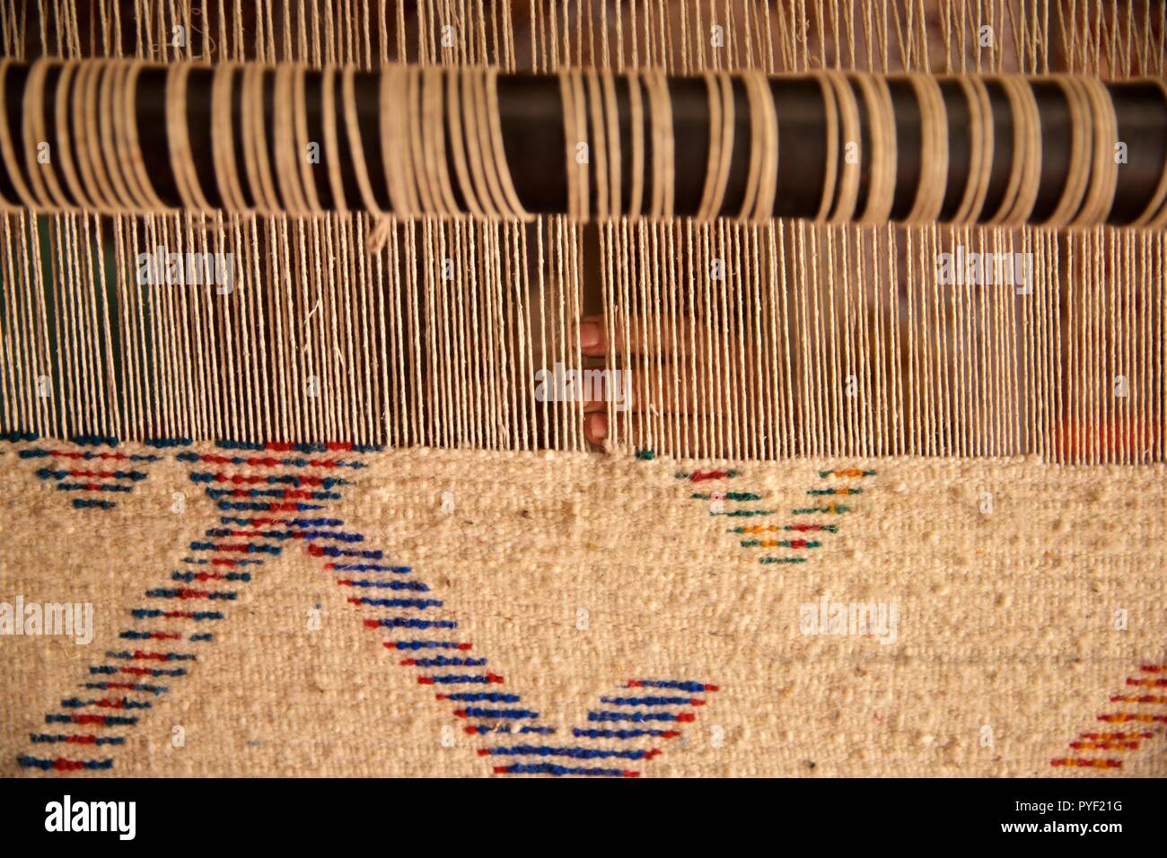 Morocco rug weaving Stock Photo Alamy