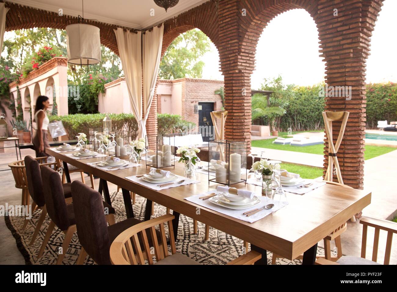 Riad group table setting Stock Photo - Alamy