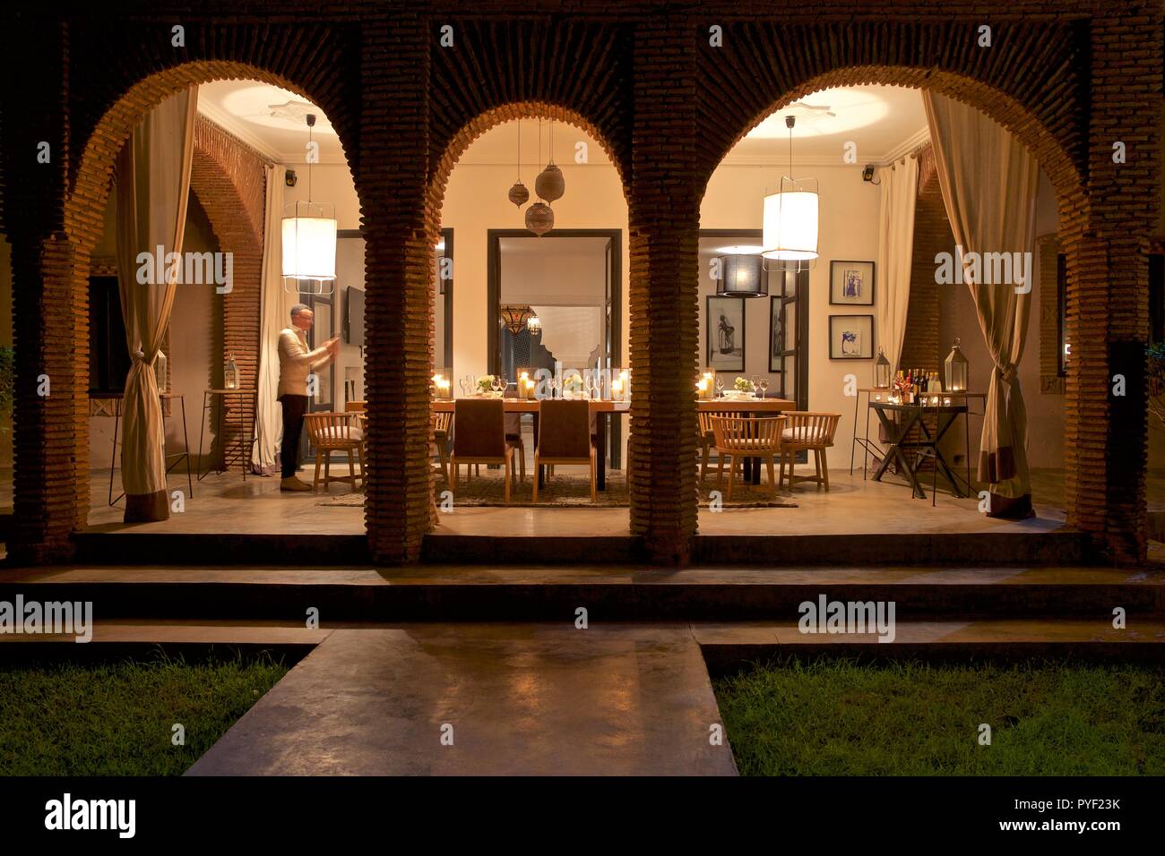 Riad group table setting Stock Photo - Alamy