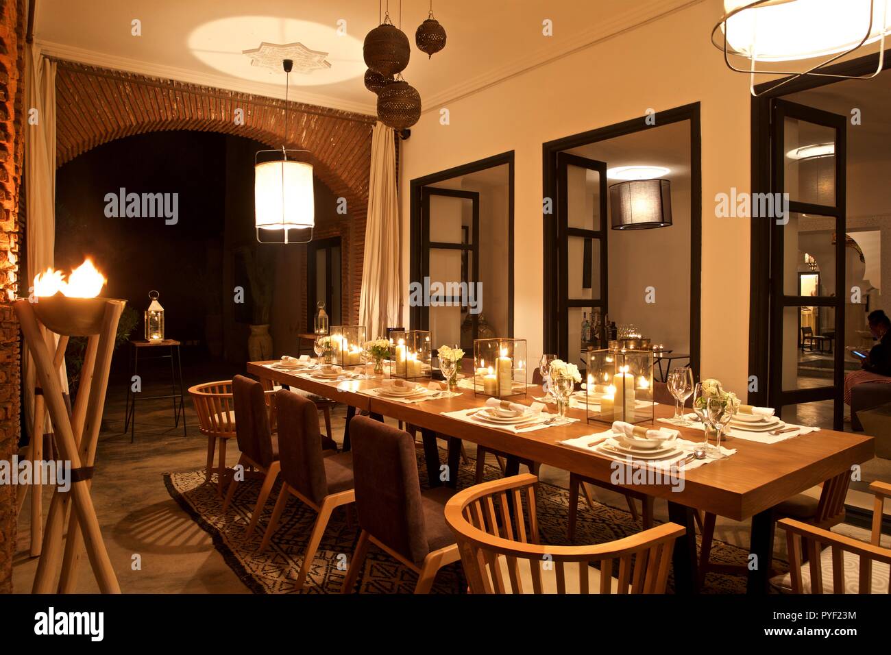 Riad group table setting Stock Photo - Alamy