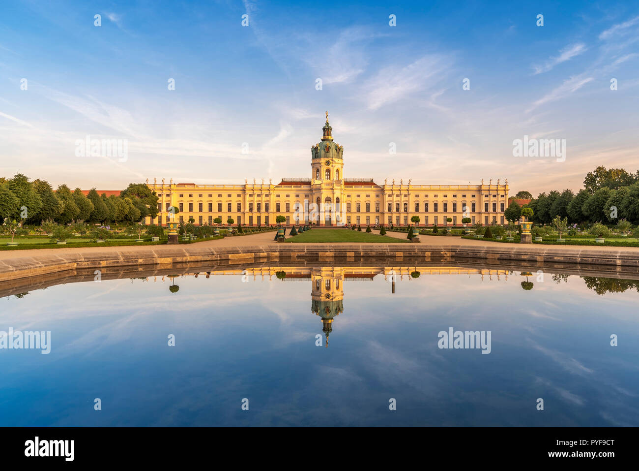 Berlin, Schloss Charlottenburg im Wasser eines Brunnens gespiegelt, Gartenseite Stock Photo