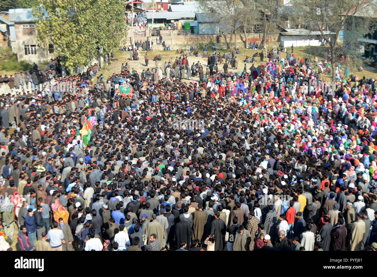 Anantnag, India. 26th Oct, 2018. Thousands of Villagers gathered to offer funeral of a Slain Kashmiri Rebel Sahir Ahmad Makroo at his native village Arwani Anantnag. Credit: Muneeb Ul Islam/Pacific Press/Alamy Live News Stock Photo