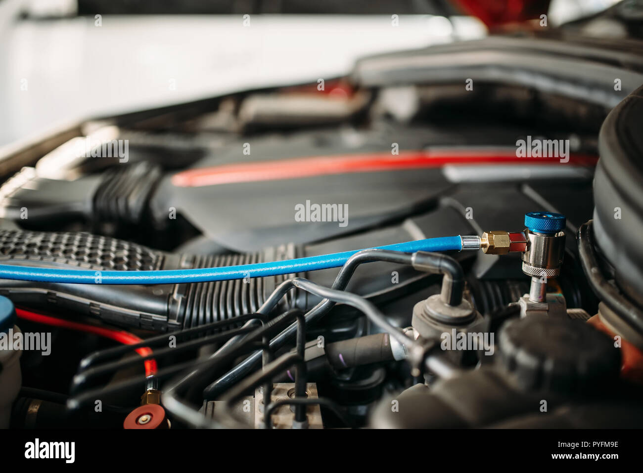 Connected air conditioning system for diagnosis of freon in the car