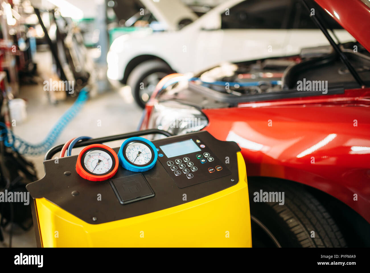 Connected air conditioning station for diagnostic of freon level in the