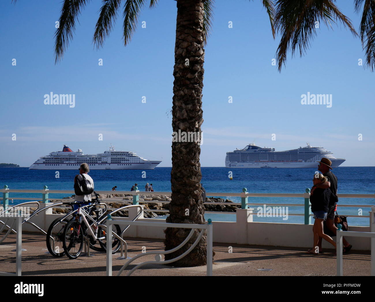 AJAXNETPHOTO. 2018. CANNES, FRANCE. - COTE D'AZUR RESORT - THE HAPAG LLOYD CRUISE LINER EUROPA (L) AND MSC FANTASIA ANCHORED IN THE BAY. PHOTO:JONATHAN EASTLAND/AJAX REF:GX8 180310 774 Stock Photo