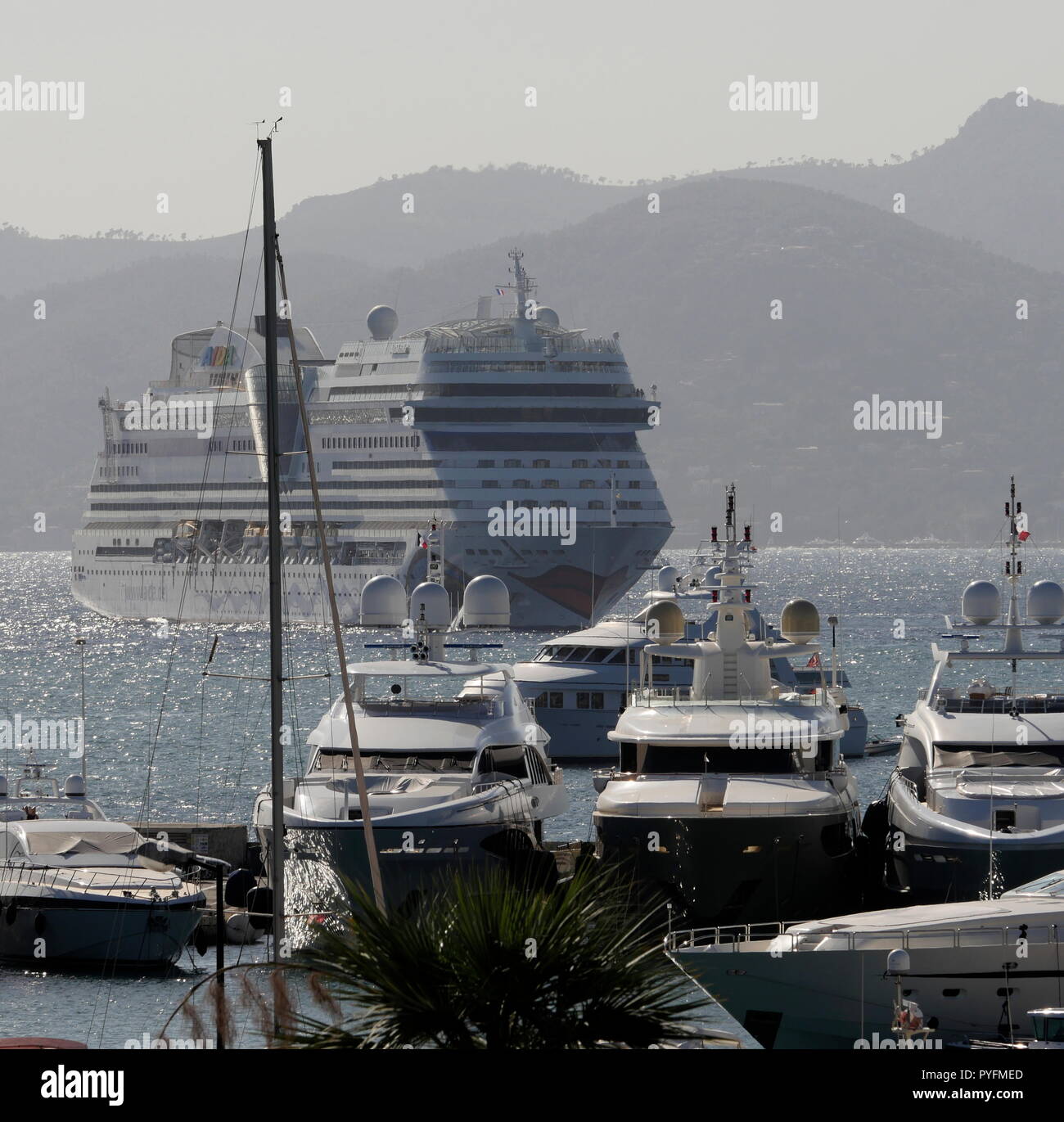 AJAXNETPHOTO. 2018. CANNES, FRANCE. - COTE D'AZUR RESORT - LOOKING WEST ACROSS THE BAY OF CANNES WITH SUPER YACHTS AND MOTOR CRUISERS MOORED IN PORT PIERRE CANTO MARINA FOREGROUND, THE CRUISE LINER AIDA STELLA IS ANCHORED IN THE BAY. PHOTO:JONATHAN EASTLAND/AJAX REF:GX8 182509 656 Stock Photo