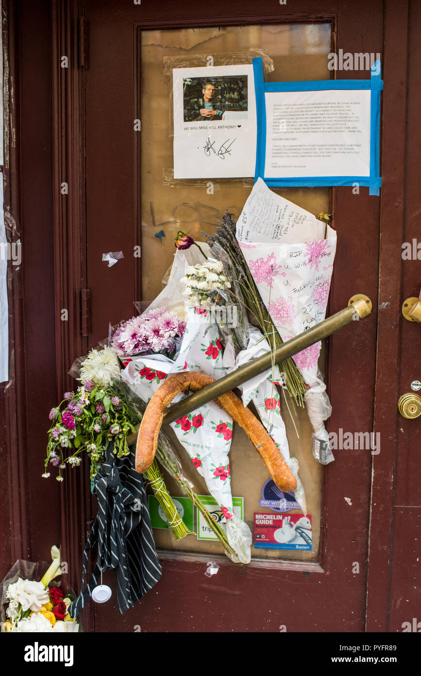 New York City, USA - June14, 2018: Fans of Anthony Bourdain leave flowers and messages in front of Brasserie Les Halles in remembrance, Park Ave South Stock Photo
