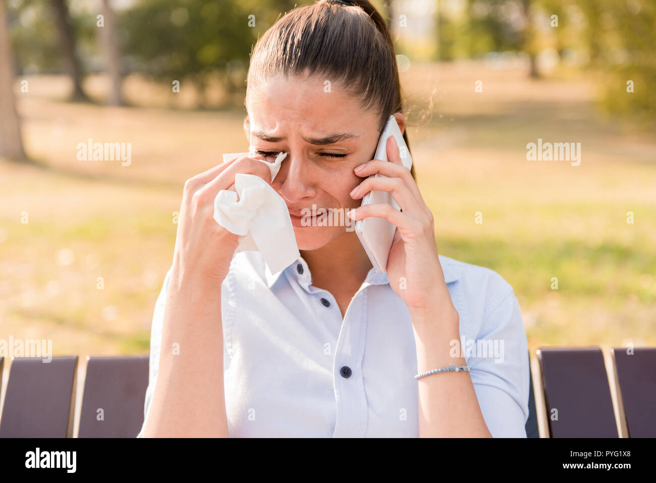 Женщина с телефоном плачет. Девушка плачет фото. Cry talking. Женщина плачет. Мобильник плачет.
