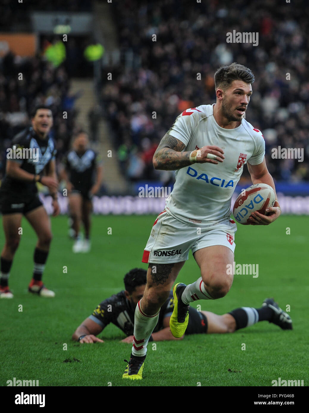 Hull, UK, 27 10 2018. 27 October 2018. KCOM Stadium, Hull, England; Rugby League Dacia International, England vs New Zealand; England's Oliver Gildart darts through for the match winner in a close encounter with New Zealand. Photo:Dean Williams Credit: Dean Williams/Alamy Live News Stock Photo