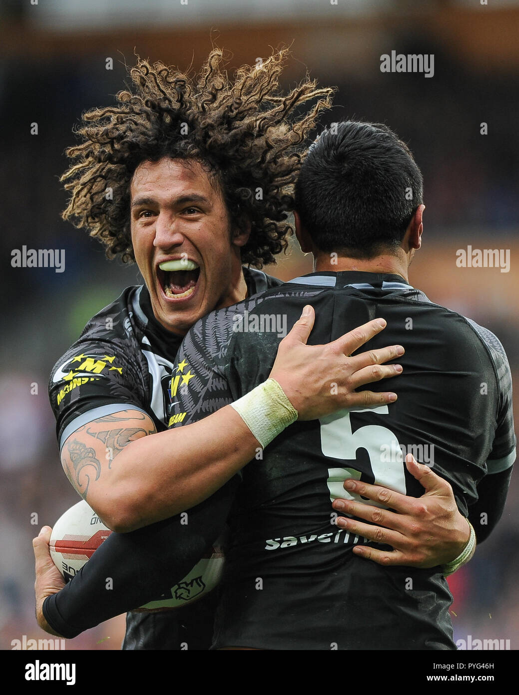 Hull, UK, 27 10 2018. 27 October 2018. KCOM Stadium, Hull, England; Rugby League Dacia International, England vs New Zealand; New Zealand's Kevin Proctor celebrates with Jordan Rapana. Photo:Dean Williams Credit: Dean Williams/Alamy Live News Stock Photo