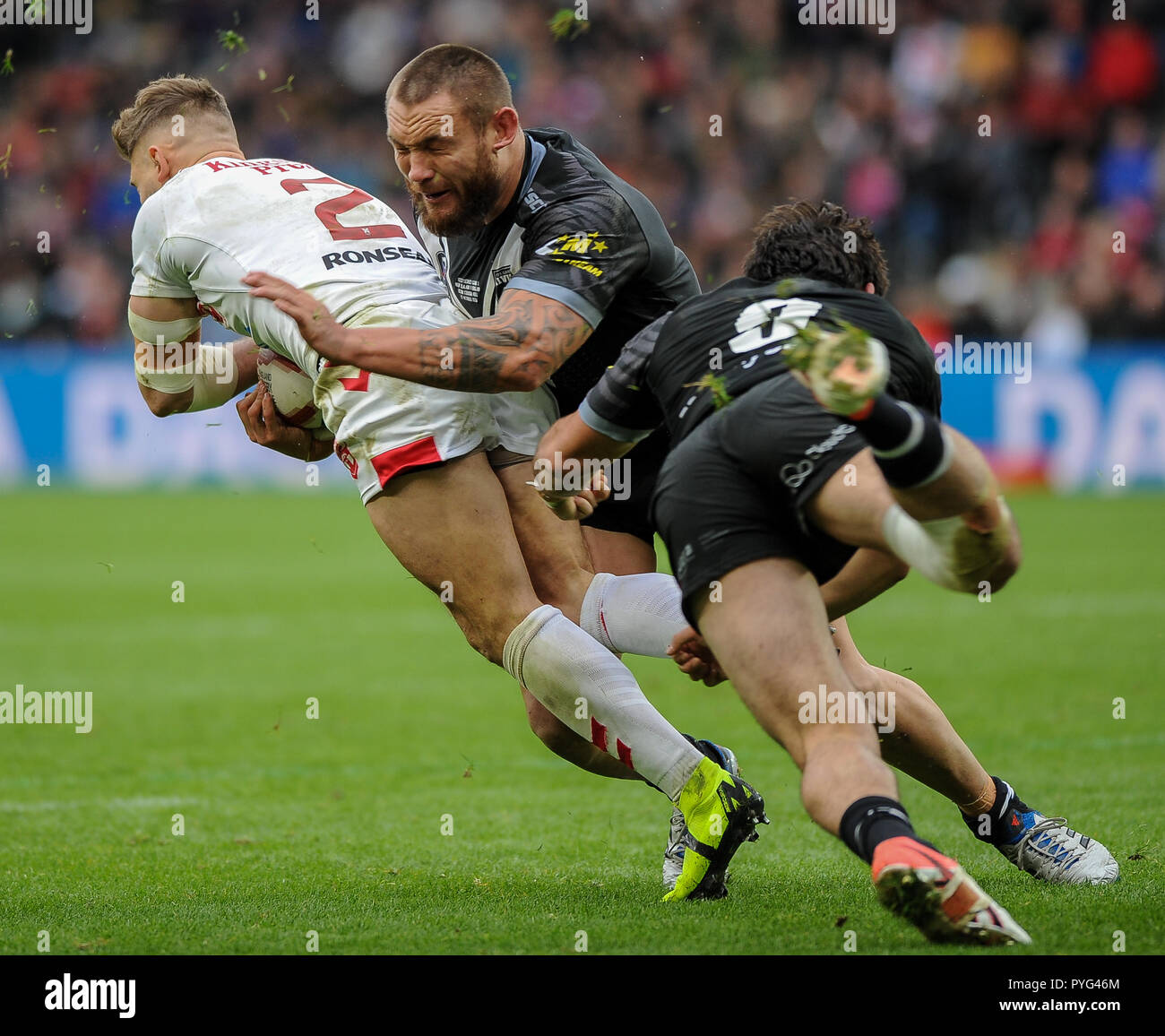 Hull, UK, 27 10 2018. 27 October 2018. KCOM Stadium, Hull, England; Rugby League Dacia International, England vs New Zealand; Tommy Makinson drives the ball away from his own line. Photo:Dean Williams Credit: Dean Williams/Alamy Live News Stock Photo