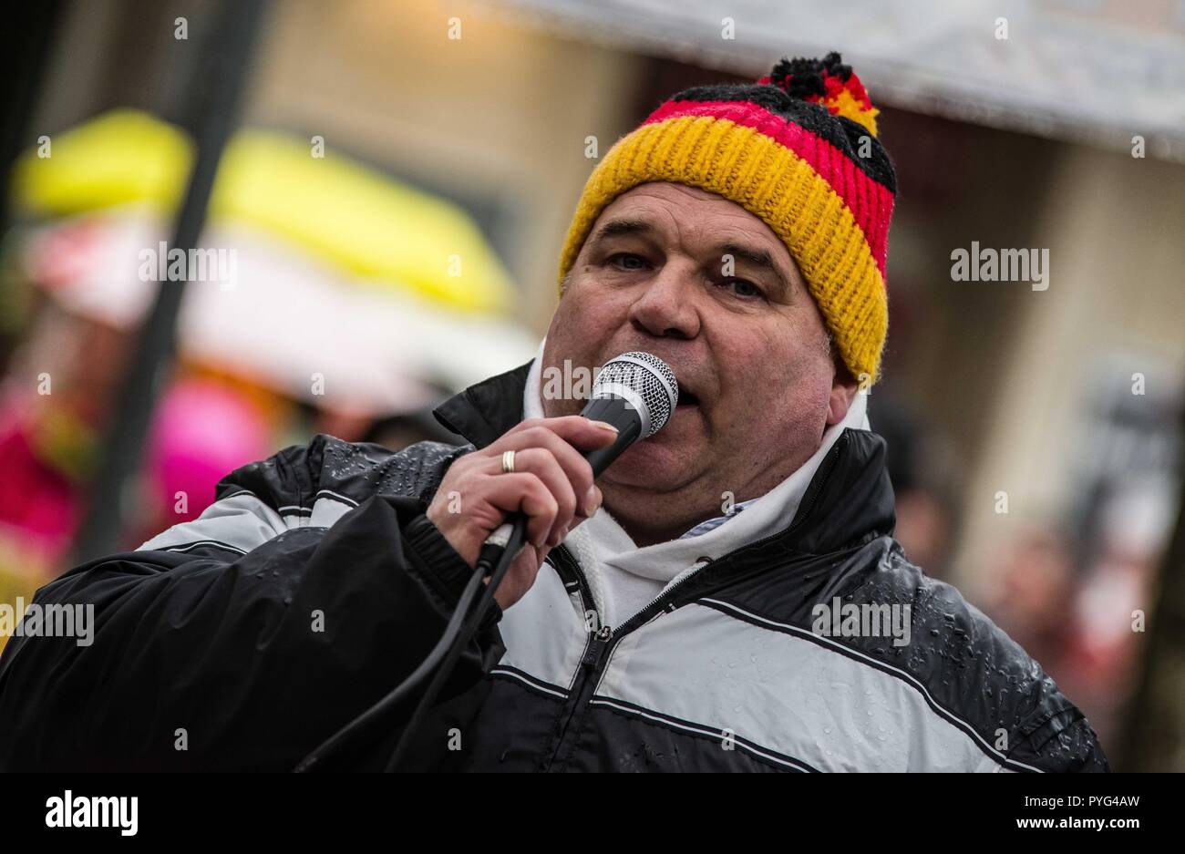 Munich, Bavaria, Germany. 27th Oct, 2018. Verfassungsschutz-monitored right-extremist figure Gernot Tegetmeyer with Pegida in Munich. Attempting to draw more followers and expand PEGIDA into Bavaria, "Pegida Dresden"" announced an appearance by founders LUTZ BACHMANN and SIEGFRIED DAEBRITZ in Munich's Neuhausen district. Ultimately, the two did not arrive, leaving approximately 40 Pegida followers to march against over 450 counter-demonstrators. Pegida Dresden in Munich is actually Pegida Nuremburg who is attempting to expand south to Munich where the rival Pegida Muenchen is alread Stock Photo