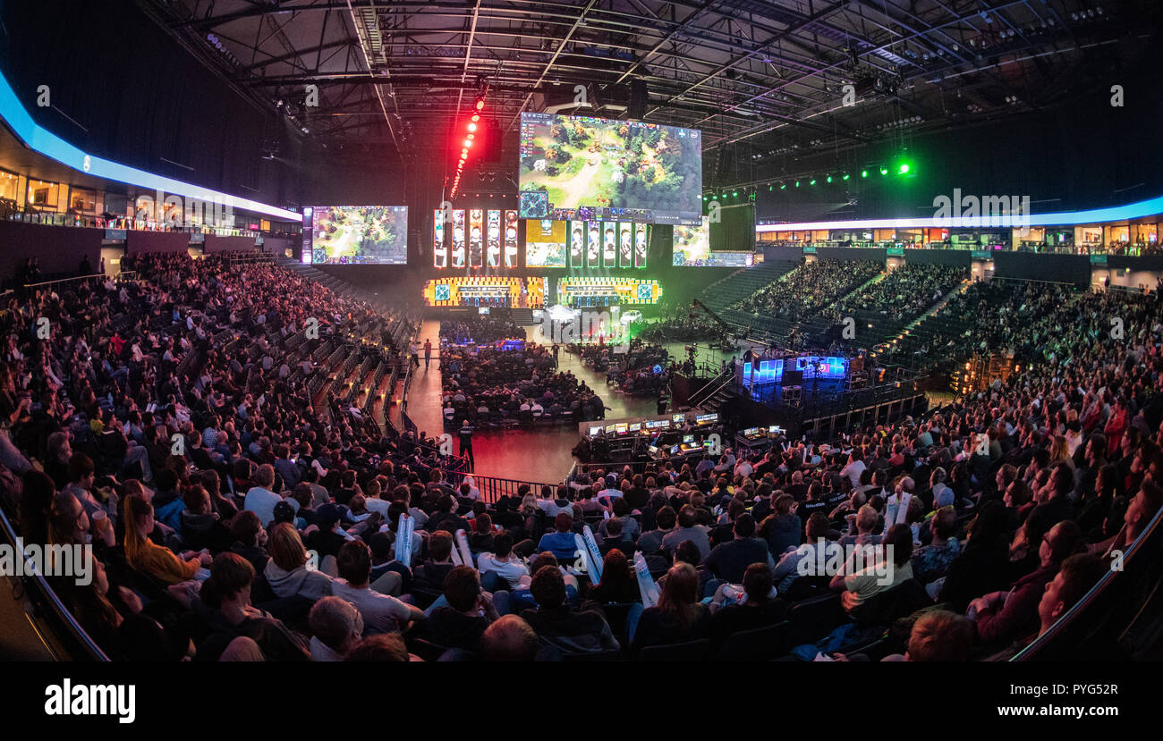 27 October 2018, Hamburg: 27 October 2018, Germany, Hamburg: Spectators follow a game at the e-sports event 'ESL One Hamburg'. From 26 to 28 October 2018 the world's best 'Dota 2' teams will compete against each other. Photo: Daniel Reinhardt/dpa Stock Photo