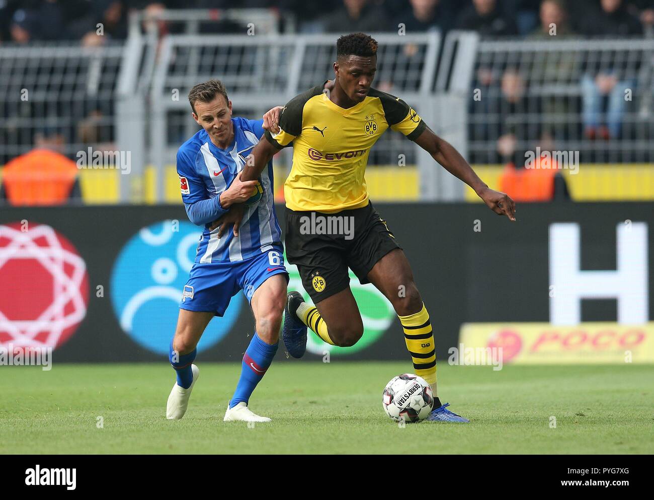 Dortmund, Deutschland. 27th Oct, 2018. firo: 27.10.2018, football, 1.Bundesliga, season 2018/2019, BVB, Borussia Dortmund - Hertha BSC Berlin 2: 2 DARIDA, Hertha left tries to keep ZAGADOU | usage worldwide Credit: dpa/Alamy Live News Stock Photo