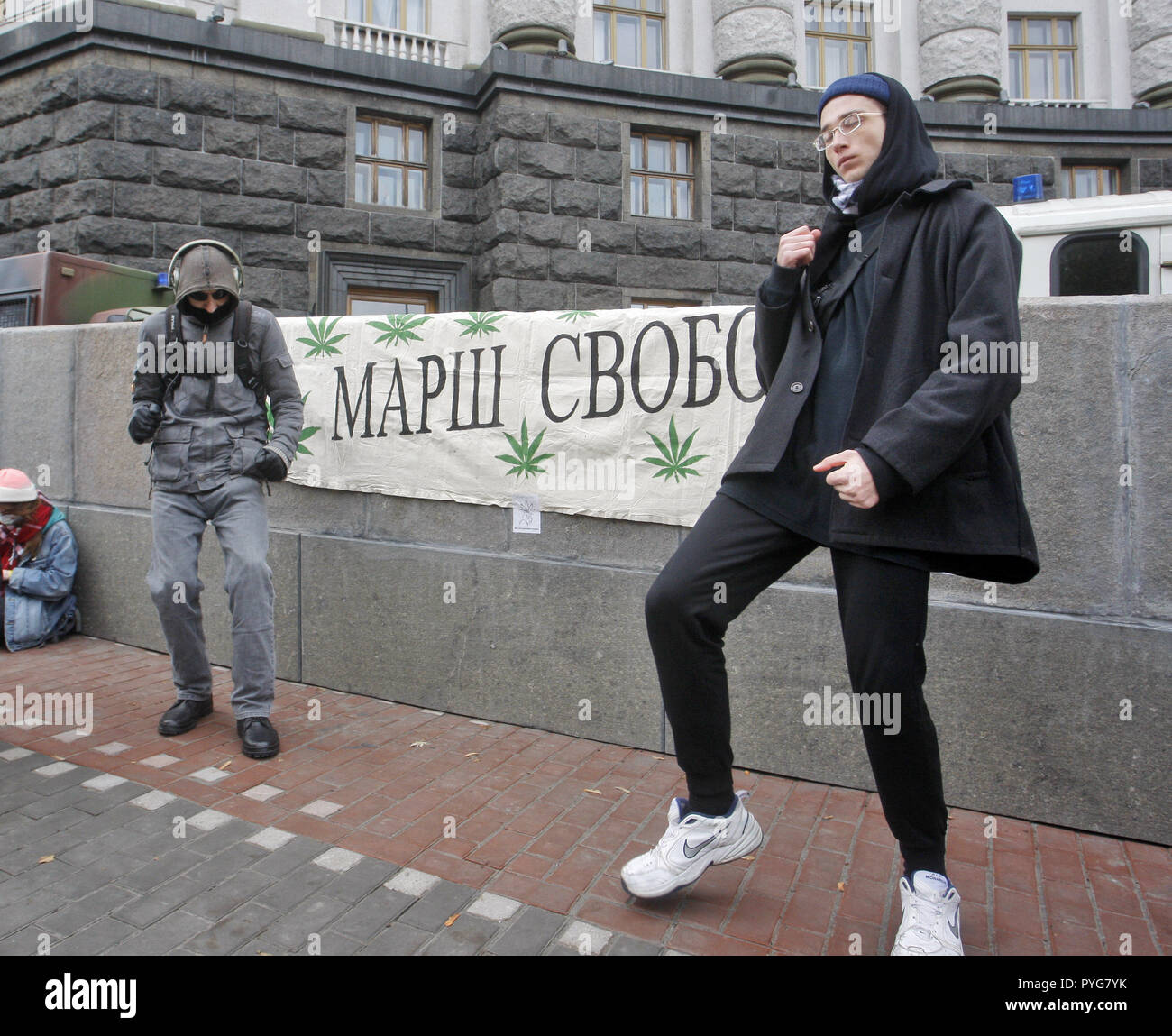 Kiev, Kiev, Ukraine. 27th Oct, 2018. Protesters are seen dancing during the protest.March of Liberty 2018 rally for cannabis that took place in front of the Cabinet of Ministers in downtown where a group of protesters have gathered to protest against the decriminalization of marijuana smokers and for allowing the use of marijuana by medical, they also demand that marijuana should be singled out from the hard drugs. Credit: Pavlo Gonchar/SOPA Images/ZUMA Wire/Alamy Live News Stock Photo