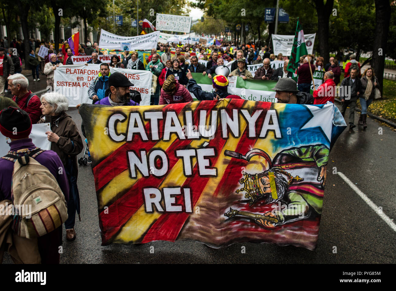 Madrid, Spain. 27th Oct, 2018. People carrying a banner that reads 'Catalonia has no King' during a demonstration under the slogan 'If we move, we change everything', protesting against precariousness under the main goals: 'Redistribute wealth, conquer rights, recover the planet, demanding a decent life'. Credit: Marcos del Mazo/Alamy Live News Stock Photo