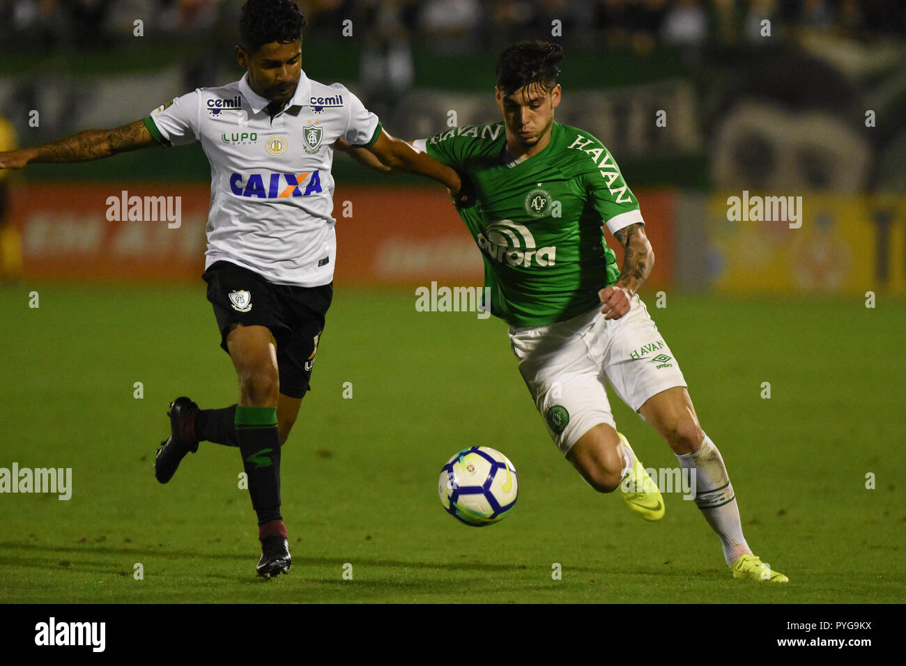 SC - Chapeco - 27/10/2018 - Brazilian A 2018, Chapecoense x Am rica-MG - Chapecoense player Doffo is bidding with Aderlan player of America-MG during a match at the Arena Conde stadium for the Brazilian championship A 2018. Photo: Renato Padilha / AGIF Stock Photo