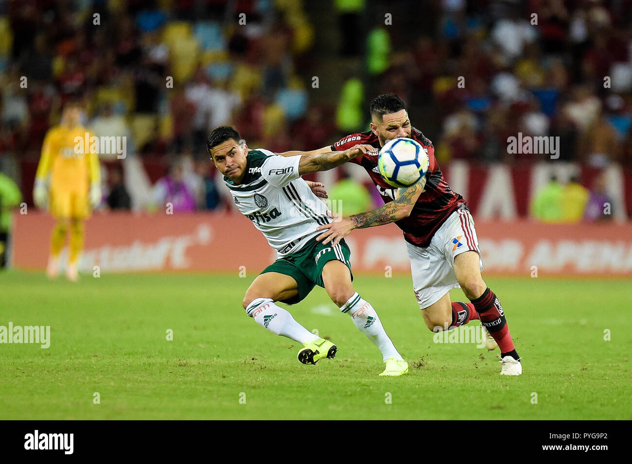 RJ - Rio de Janeiro - 27/10/2018 - Brasileiro A 2018, Flamengo x Palmeiras  -Para jogador do Flamengo disputa lance com Dudu jogador do Palmeiras  durante partida no estadio Maracana pelo campeonato