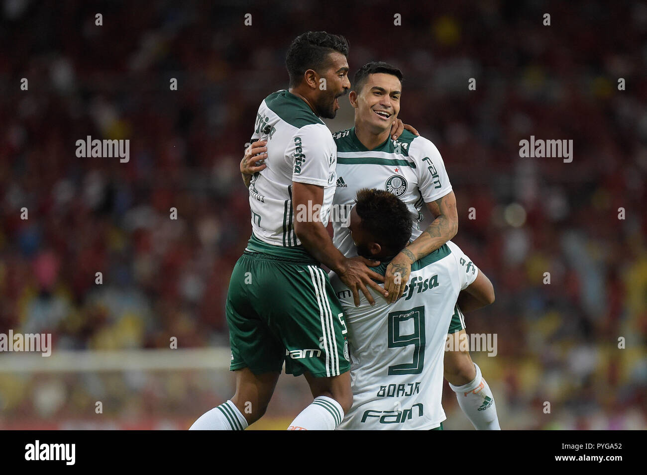 RJ - Rio de Janeiro - 27/10/2018 - Brasileiro A 2018, Flamengo x Palmeiras  -Para jogador do Flamengo disputa lance com Dudu jogador do Palmeiras  durante partida no estadio Maracana pelo campeonato