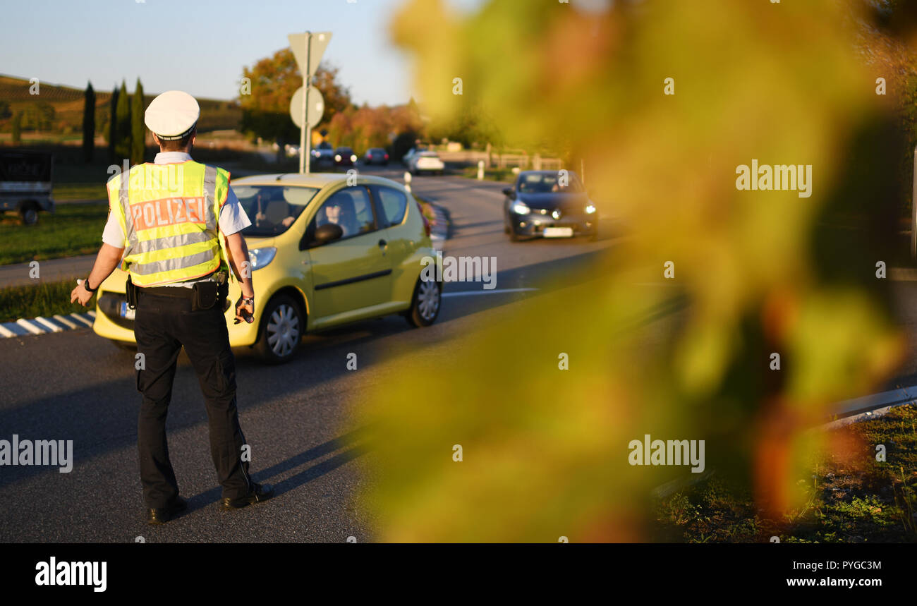 Ehrenkirchen, Germany. 13th Oct, 2018. A policeman controls the traffic. In recent weeks, burglaries and attempted burglaries in southern Baden have risen sharply. Credit: Patrick Seeger/dpa/Alamy Live News Stock Photo