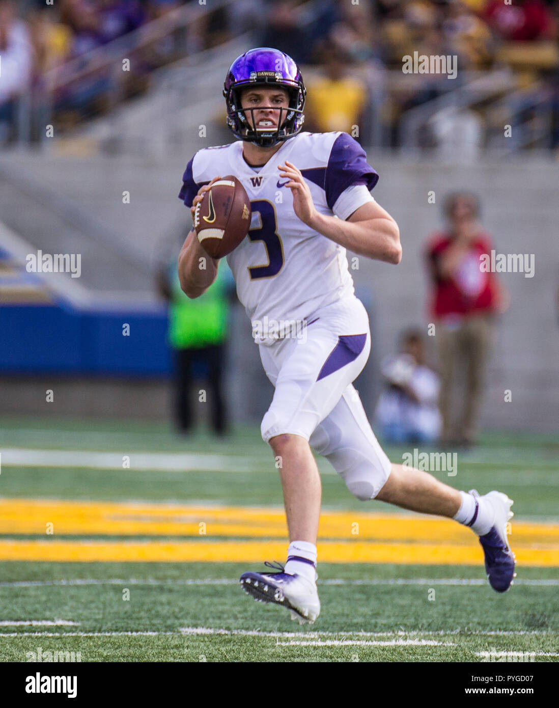 California Memorial Stadium. 27th Oct, 2018. U.S.A. Washington quarterback Jake Browning (3) game stats 11 for 21 for 148 yards and 1 touchdown looks down field for a deep pass during the NCAA Football game between Washington Huskies and the California Golden Bears 10-12 lost at California Memorial Stadium. Thurman James/CSM/Alamy Live News Stock Photo