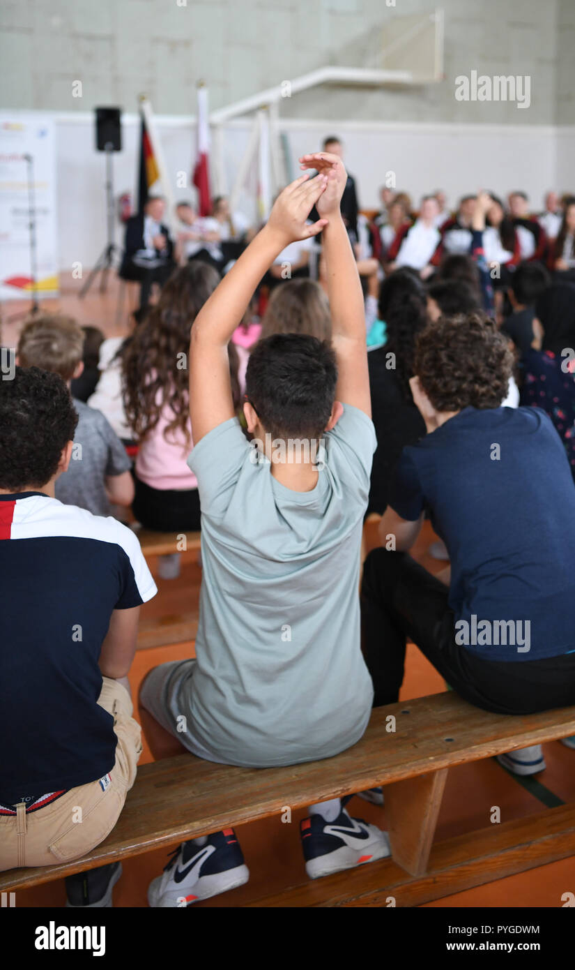 Doha, Katar. 28th Oct, 2018. Students ask questions. GES/Gymnastics/Gymnastics World Championships in Doha, Visit Turnteam Germany in the German School Doha, 28.10.2018 - GES/Artistic Gymnastics/Gymnastics World Championships: 28.10.2018 - | usage worldwide Credit: dpa/Alamy Live News Stock Photo