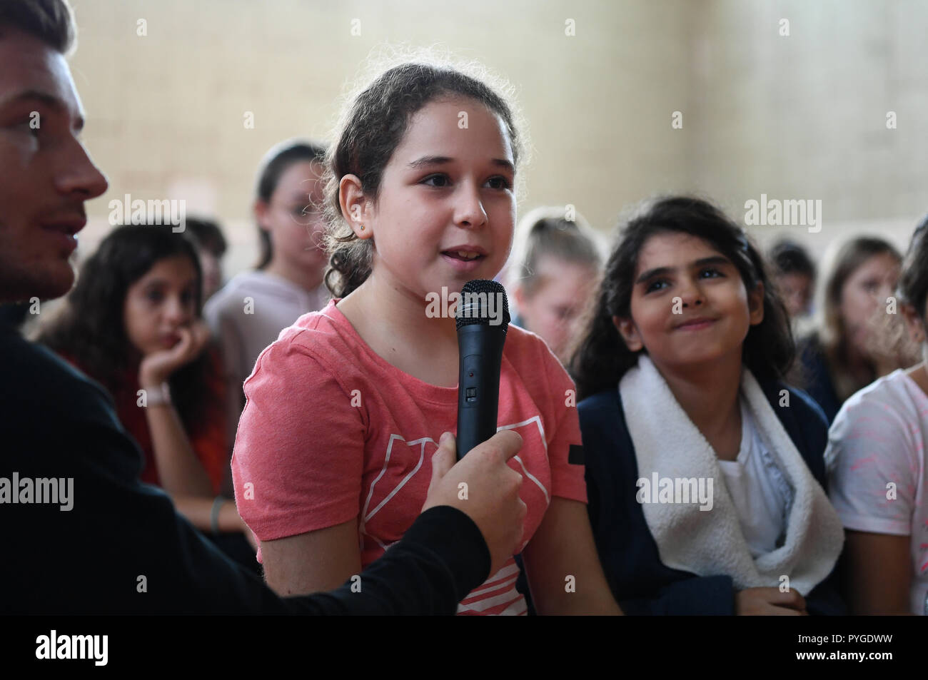 Doha, Katar. 28th Oct, 2018. Students ask questions. GES/Gymnastics/Gymnastics World Championships in Doha, Visit Turnteam Germany in the German School Doha, 28.10.2018 - GES/Artistic Gymnastics/Gymnastics World Championships: 28.10.2018 - | usage worldwide Credit: dpa/Alamy Live News Stock Photo
