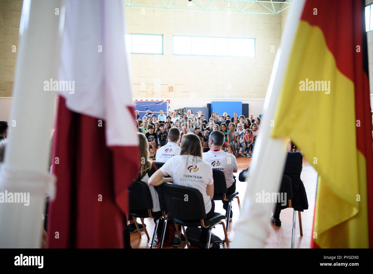 Doha, Katar. 28th Oct, 2018. Students and gymnastics team, in the foreground Qatar and German flag. GES/Gymnastics/Gymnastics World Championships in Doha, Visit Turnteam Germany in the German School Doha, 28.10.2018 - GES/Artistic Gymnastics/Gymnastics World Championships: 28.10.2018 - | usage worldwide Credit: dpa/Alamy Live News Stock Photo