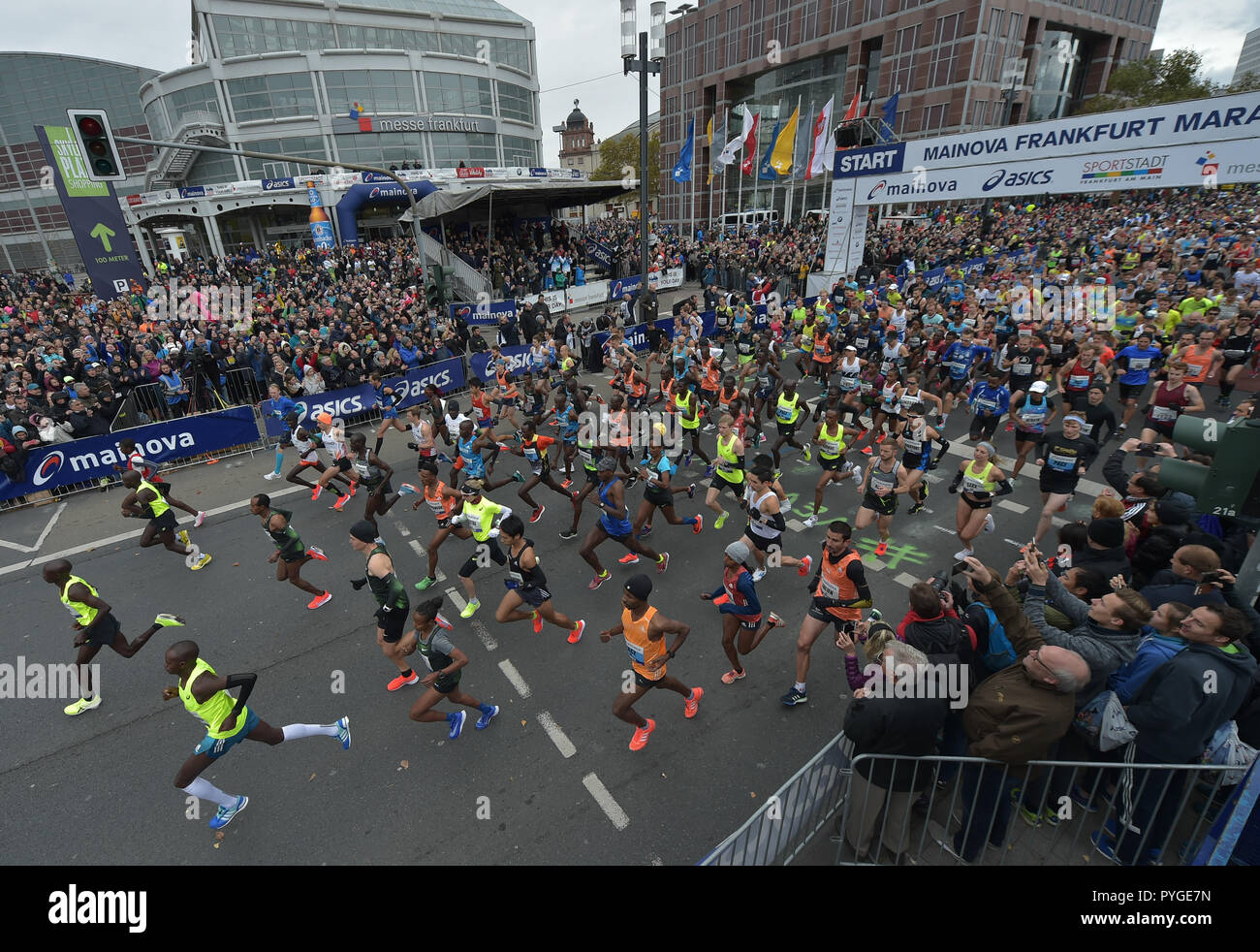 Frankfurt Main, Germany. 28th Oct, 2018. The top group of the Frankfurt Marathon will start from the starting point at the Friedrich-Ebert-Anlage. The Frankfurt running event is the oldest city marathon in Germany. Credit: Silas Stein/dpa/Alamy Live News Stock Photo