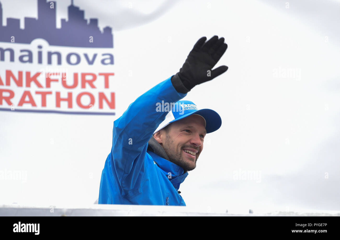 Frankfurt Main, Germany. 28th Oct, 2018. Before the start of the Frankfurt Marathon, professional triathlete Patrick Lange beckons spectators from the starting point at the Friedrich-Ebert-Anlage. The Frankfurt running event is the oldest city marathon in Germany. Credit: Silas Stein/dpa/Alamy Live News Stock Photo