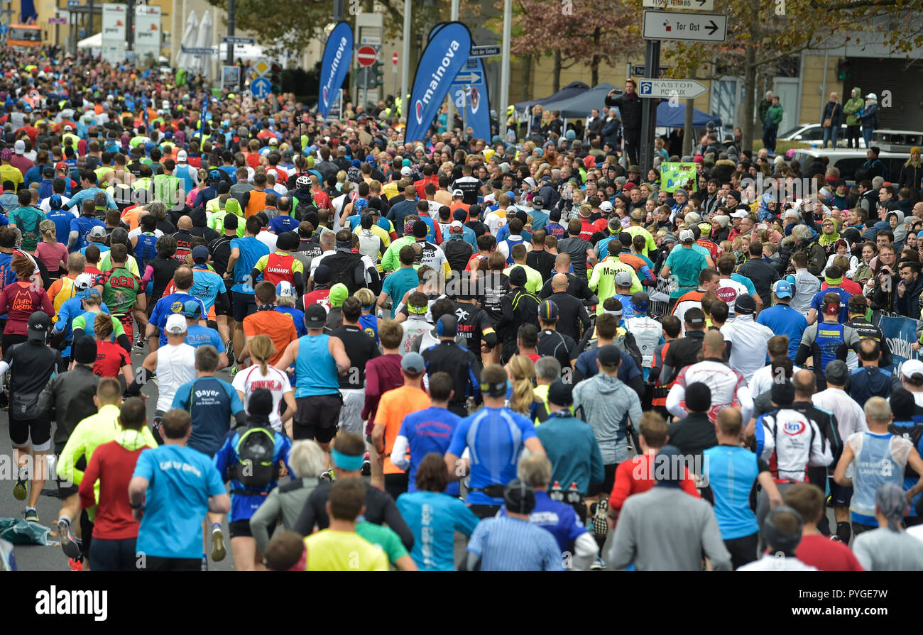 Frankfurt Main, Germany. 28th Oct, 2018. Participants of the Frankfurt Marathon start from the starting point at the Friedrich-Ebert-Anlage. The Frankfurt running event is the oldest city marathon in Germany. Credit: Silas Stein/dpa/Alamy Live News Stock Photo