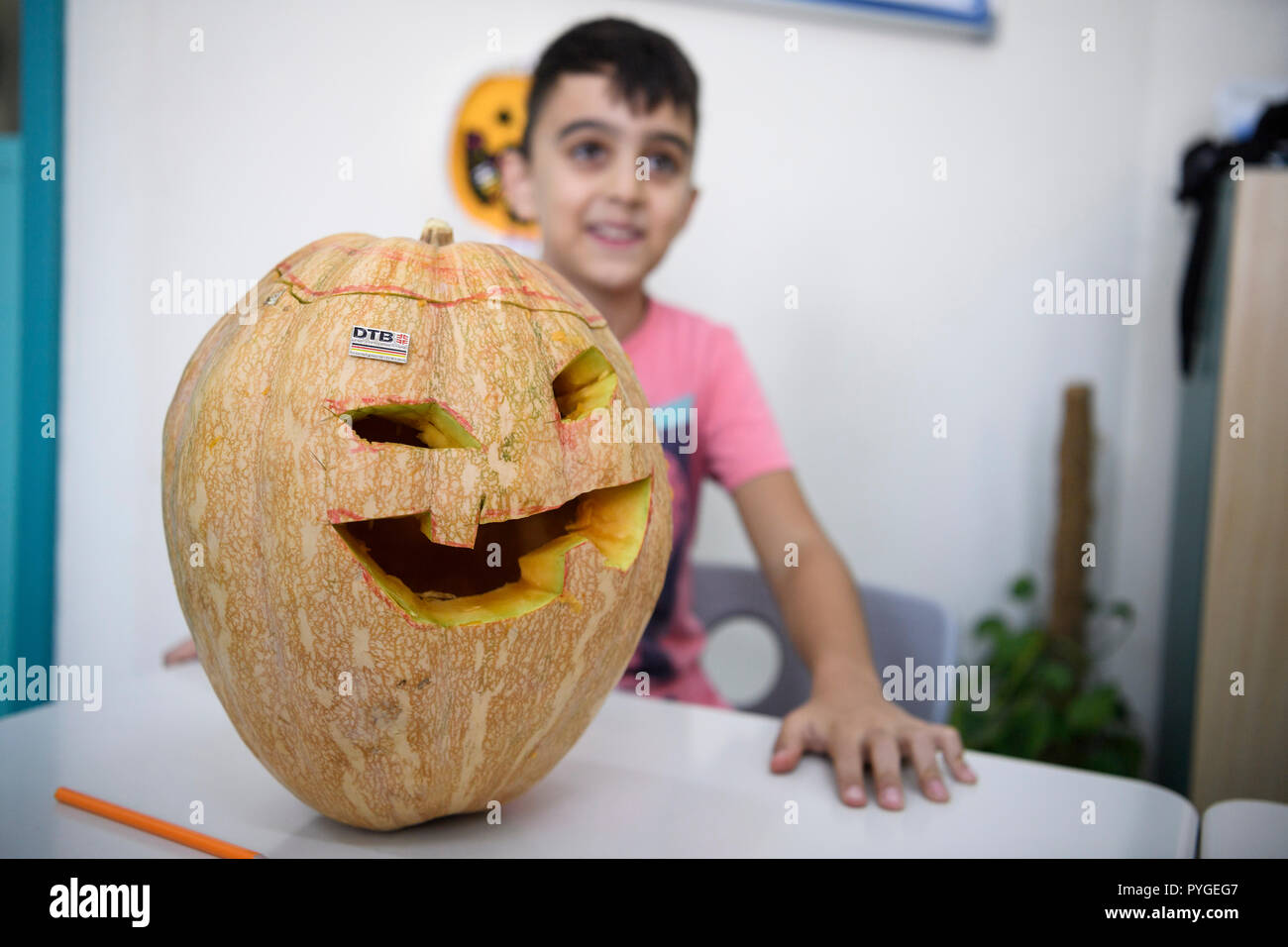 Pumpkin head with DTB pin. GES / Gymnastics / Gymnastics World Championships in Doha, Visit Turnteam Germany in the German School Doha, 28.10.2018 - GES / Artistic Gymnastics / Gymnastics World Championships: 28.10.2018 - | usage worldwide Stock Photo