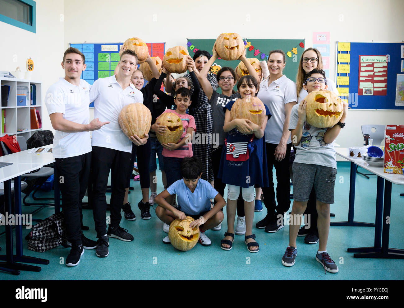 Group picture with pumpkin heads. GES / Gymnastics / Gymnastics World Championships in Doha, Visit Turnteam Germany in the German School Doha, 28.10.2018 - GES / Artistic Gymnastics / Gymnastics World Championships: 28.10.2018 - | usage worldwide Stock Photo