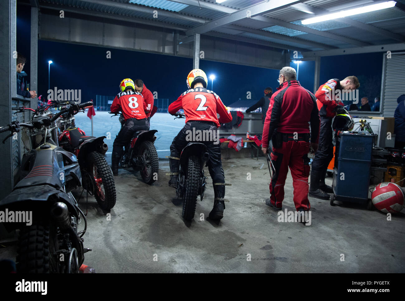 Rheinstetten Moersch, Deutschland. 27th Oct, 2018. Feature, ornamental image, background, wallpaper: Mood at halftime in the garage of Moersch. withte: Sebastian Fox (Moersch). GES/Motoball/1st league, finals for the German Championship 2018, MSC Rheinstetten Moersch, Deutschland. 27th Oct, 2018. Feature, ornamental image, background, wallpaper: Mood at halftime in the garage of Moersch. withte: Sebastian Fox (Moersch). GES/Motoball/1st league, finals for the German Championship 2018, MSC