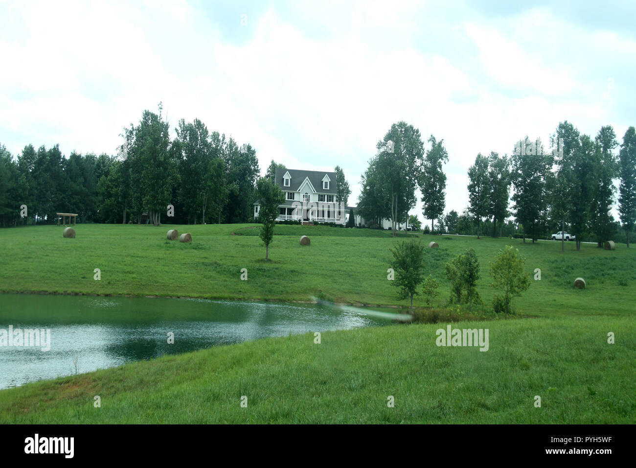 House with pond in rural Virginia Stock Photo - Alamy