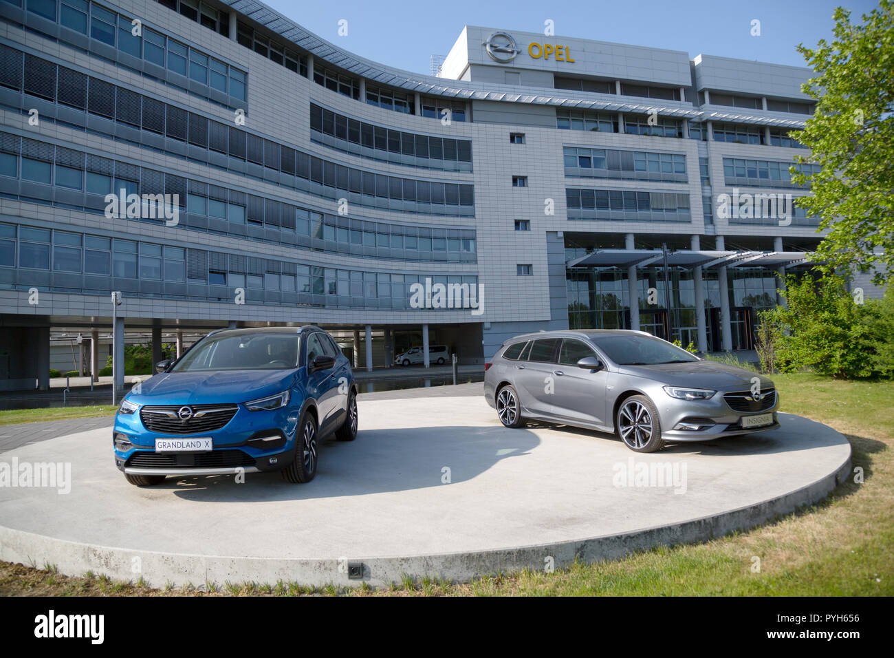 Germany, Ruesselsheim, Opel Automobile GmbH: Opel Grandland X and Opel Insignia in front of the group headquarters Stock Photo