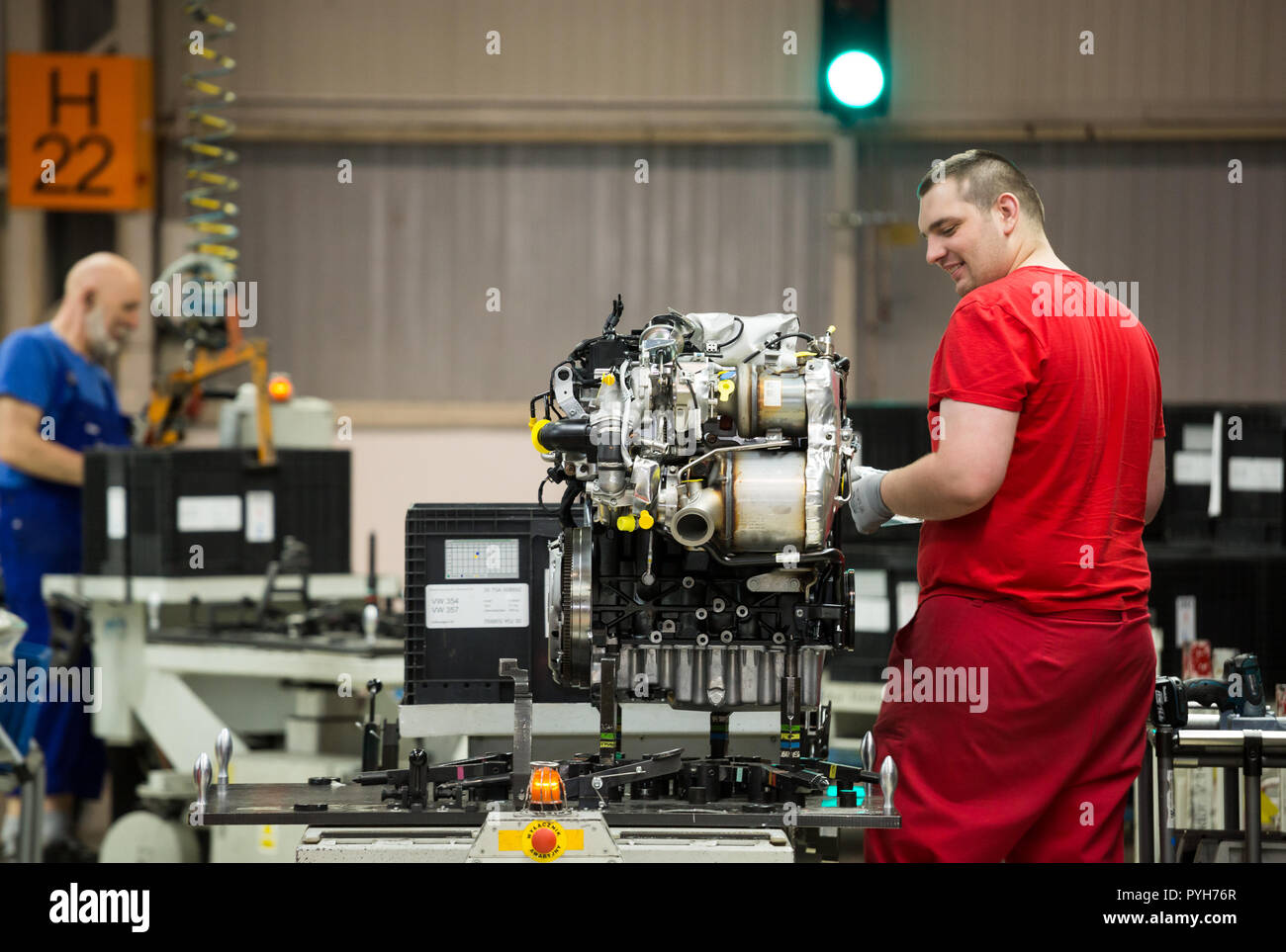 Poland, assembly at Volkswagen Poznan (VW commercial vehicles, Caddy and T6), pre-assembly work on engine blocks Stock Photo