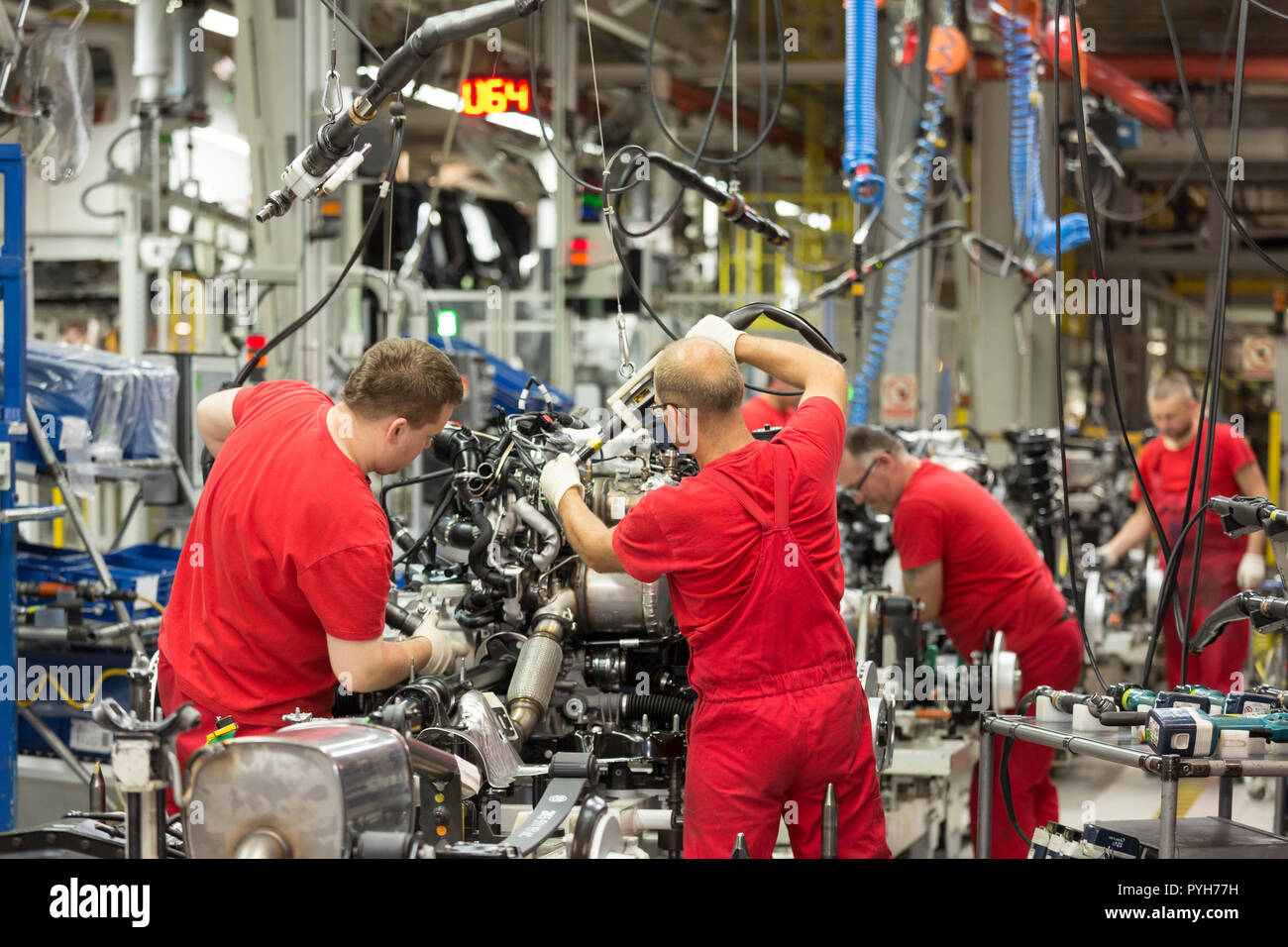 Poland, assembly at Volkswagen Poznan (VW commercial vehicles, Caddy and T6), pre-assembly work on engine blocks Stock Photo