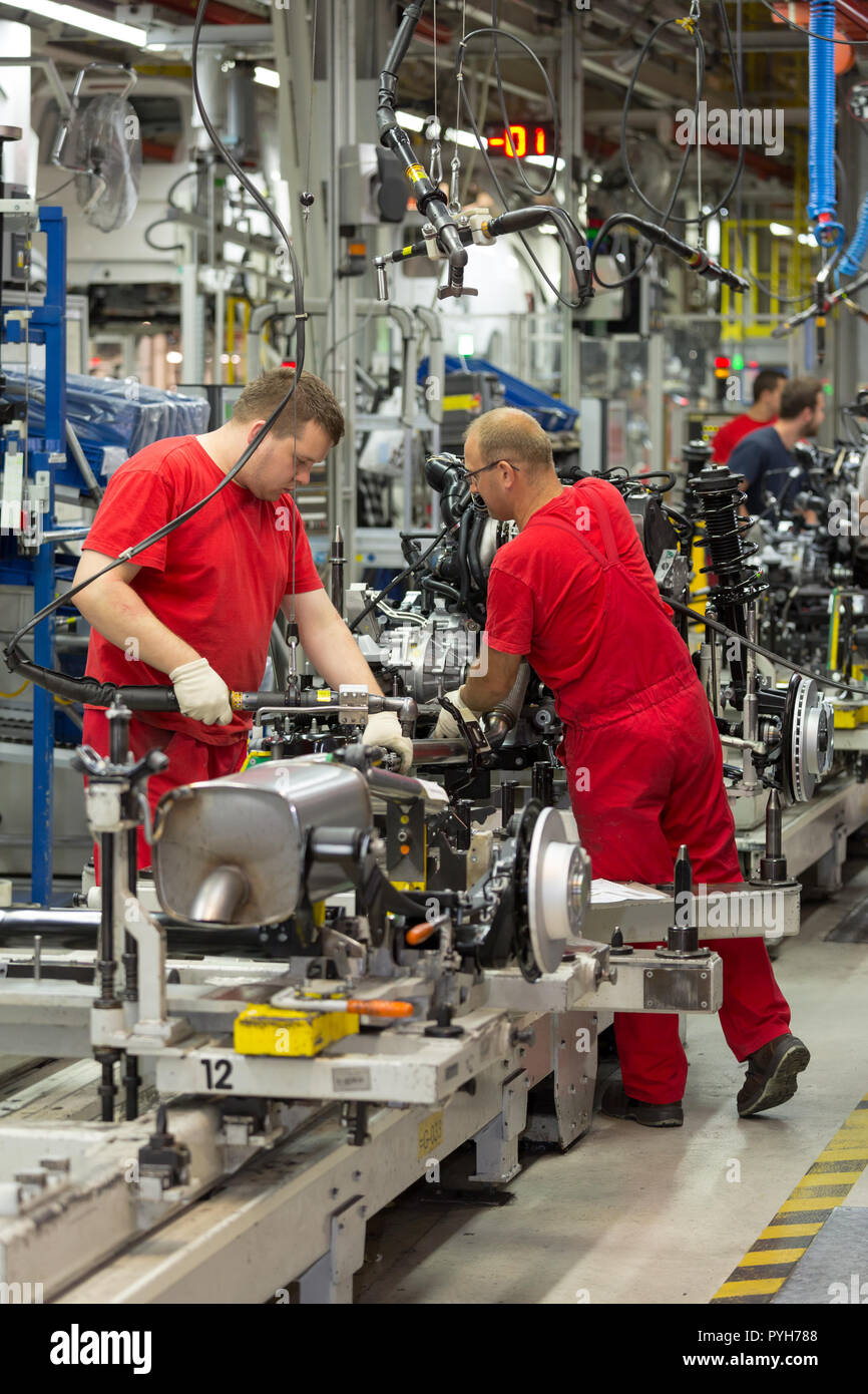 Poland, assembly at Volkswagen Poznan (VW commercial vehicles, Caddy and T6), pre-assembly work on engine blocks Stock Photo