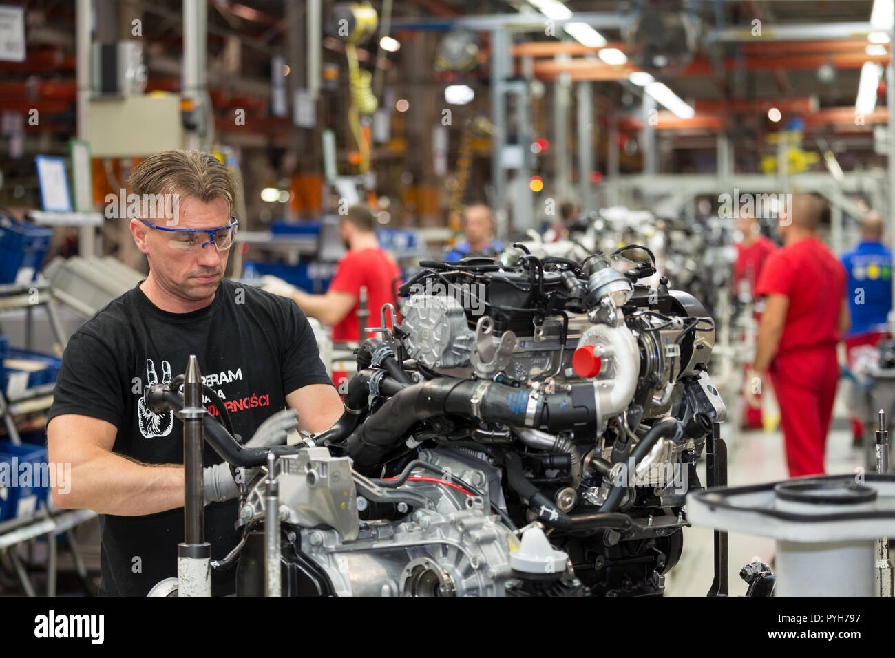 Poland, assembly at Volkswagen Poznan (VW commercial vehicles, Caddy and T6), pre-assembly work on engine blocks Stock Photo