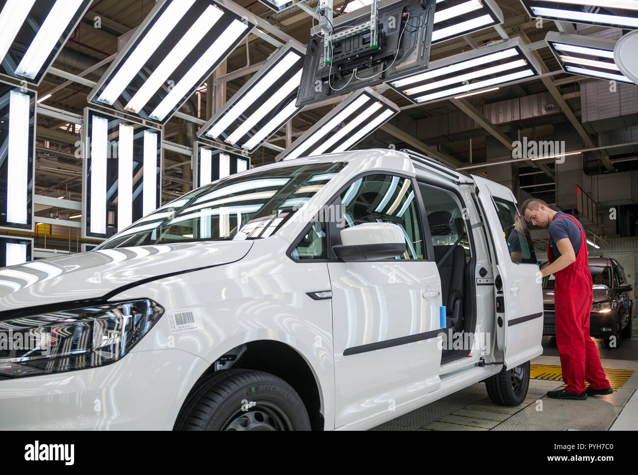 Poland, final inspection in the light tunnel at Volkswagen Poznan (VW commercial vehicles, Caddy and T6) Stock Photo