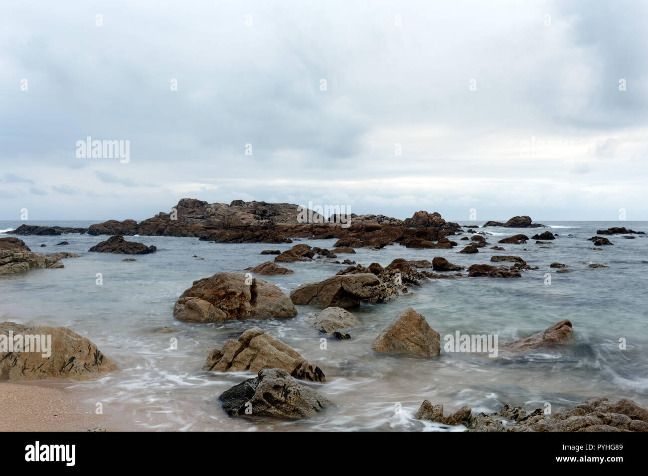 Rocky tropical beach algae hi-res stock photography and images - Alamy