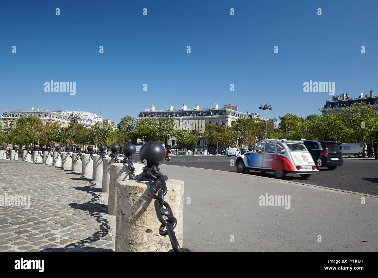 Paris, Ile-de-France, France - View from Place Charles-de-Gaulle to the big city traffic and to the magnificent palaces which line the square. Stock Photo