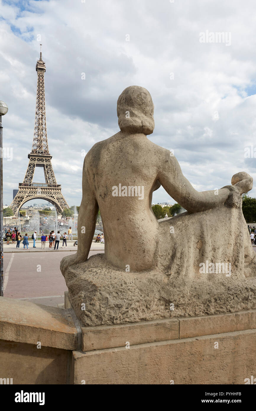 Paris, Ile-de-France, France - View from the stairs of the Jardins du Trocadéro to the Eiffel Tower. Stock Photo
