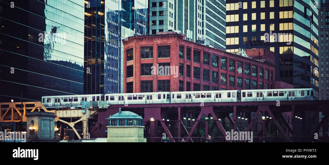 Elevated train chicago hi-res stock photography and images - Alamy