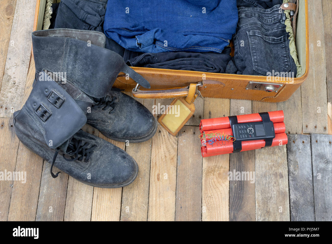 Suitcase Bomb Stock Photos & Suitcase Bomb Stock Images Alamy